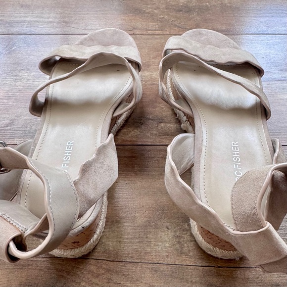 Marc Fisher Fayme Suede Ankle Strap Scalloped Platform Sandals Size 9.5 - Picture 7 of 8